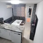 Deluxe Center Independent House -5 Min By Walk From #house With Garden's Tent ,2 Bedrooms And Living With Equiped Kitchen&comfort Included * Burgas