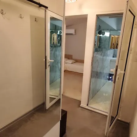 빌라 2 Bedroom House In Downtown With Garden Next To The Beach,sea Garden 5 Min By Walk 부르가스