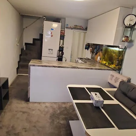 2 Bedroom House In Downtown With Garden Next To The Beach,sea Garden 5 Min By Walk Burgaz