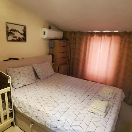2 Bedroom House In Downtown With Garden Next To The Beach,sea Garden 5 Min By Walk 부르가스