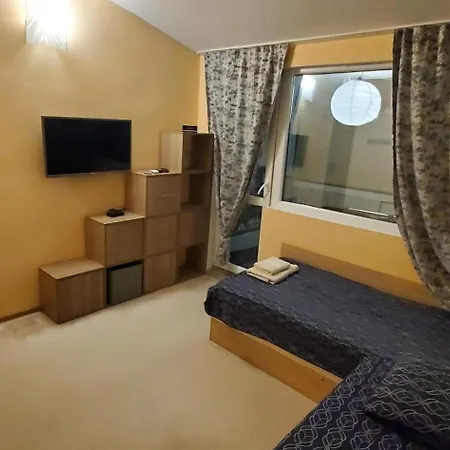 2 Bedroom House In Downtown With Garden Next To The Beach,sea Garden 5 Min By Walk 부르가스
