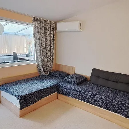 2 Bedroom House In Downtown With Garden Next To The Beach,sea Garden 5 Min By Walk 부르가스